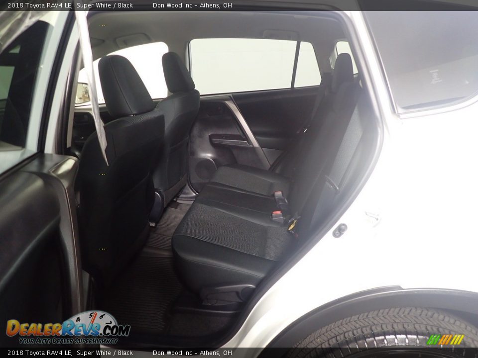 2018 Toyota RAV4 LE Super White / Black Photo #35