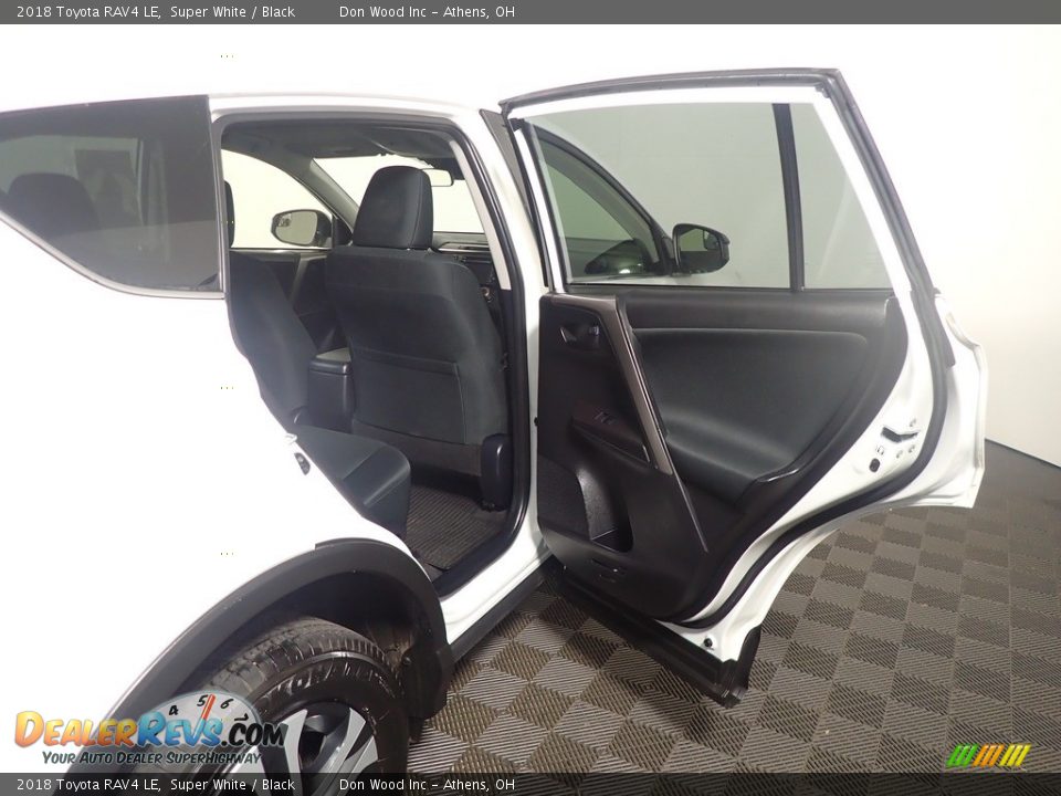 2018 Toyota RAV4 LE Super White / Black Photo #36