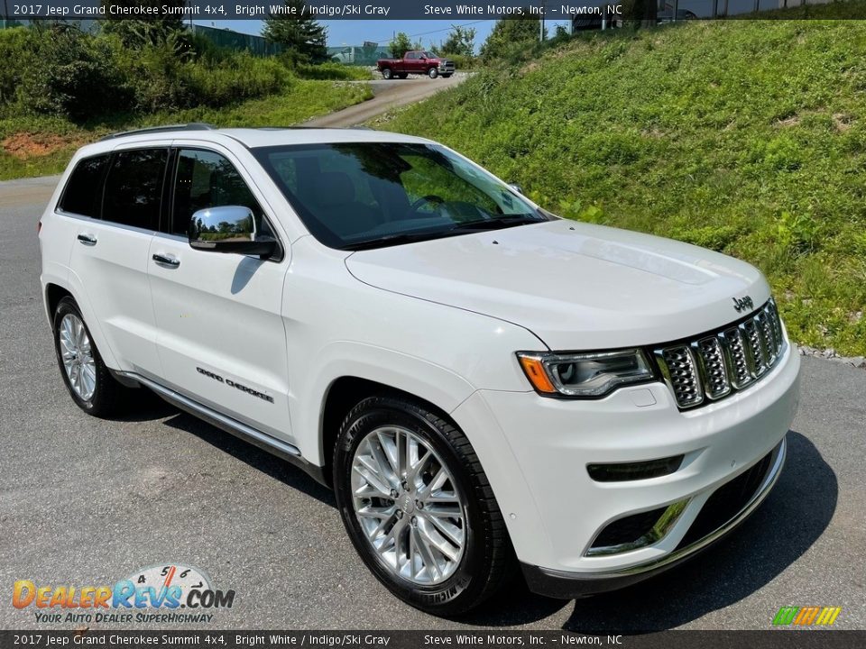 Front 3/4 View of 2017 Jeep Grand Cherokee Summit 4x4 Photo #4