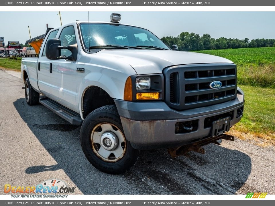 2006 Ford F250 Super Duty XL Crew Cab 4x4 Oxford White / Medium Flint Photo #1