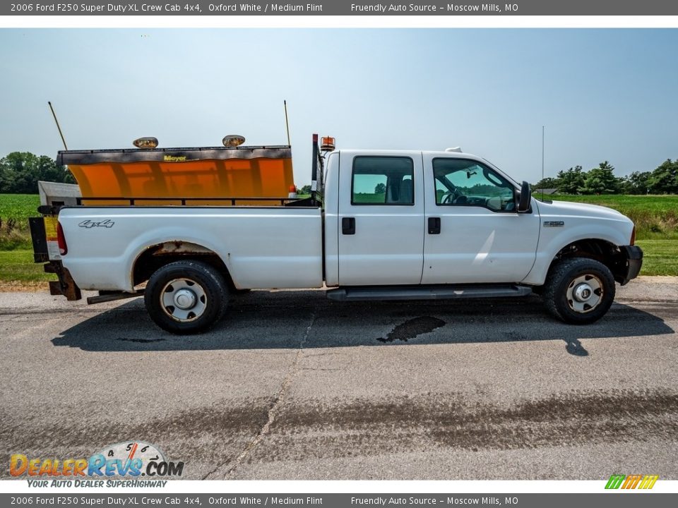 2006 Ford F250 Super Duty XL Crew Cab 4x4 Oxford White / Medium Flint Photo #3