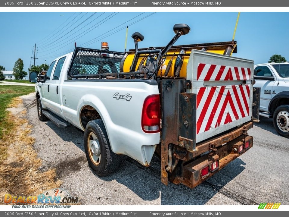 2006 Ford F250 Super Duty XL Crew Cab 4x4 Oxford White / Medium Flint Photo #6