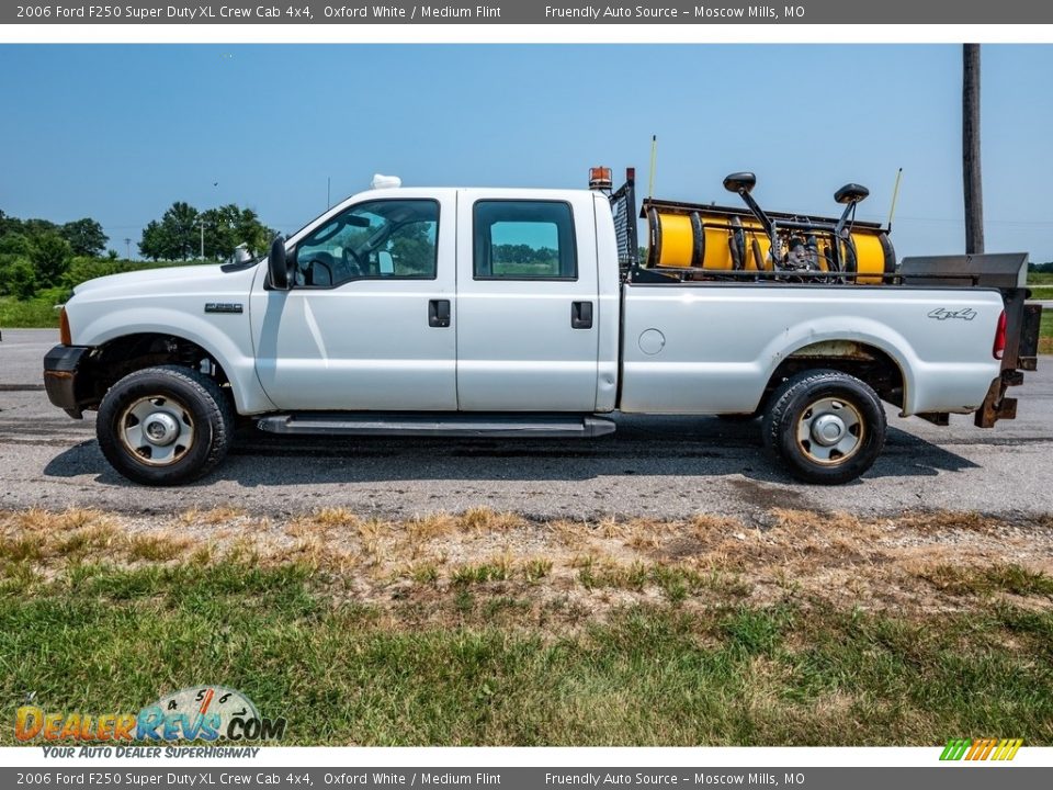 2006 Ford F250 Super Duty XL Crew Cab 4x4 Oxford White / Medium Flint Photo #7