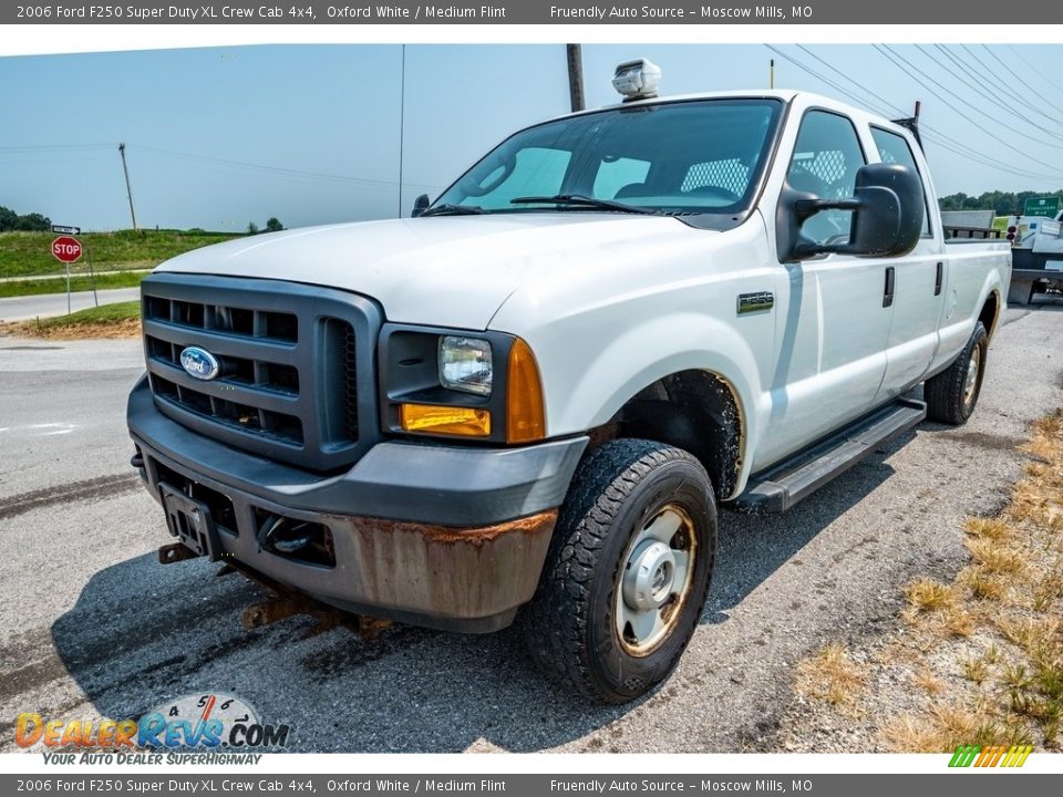 2006 Ford F250 Super Duty XL Crew Cab 4x4 Oxford White / Medium Flint Photo #8