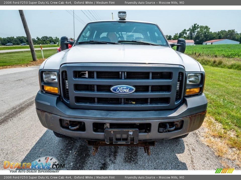 2006 Ford F250 Super Duty XL Crew Cab 4x4 Oxford White / Medium Flint Photo #9