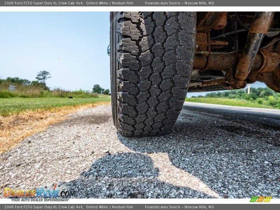 2006 Ford F250 Super Duty XL Crew Cab 4x4 Oxford White / Medium Flint Photo #14