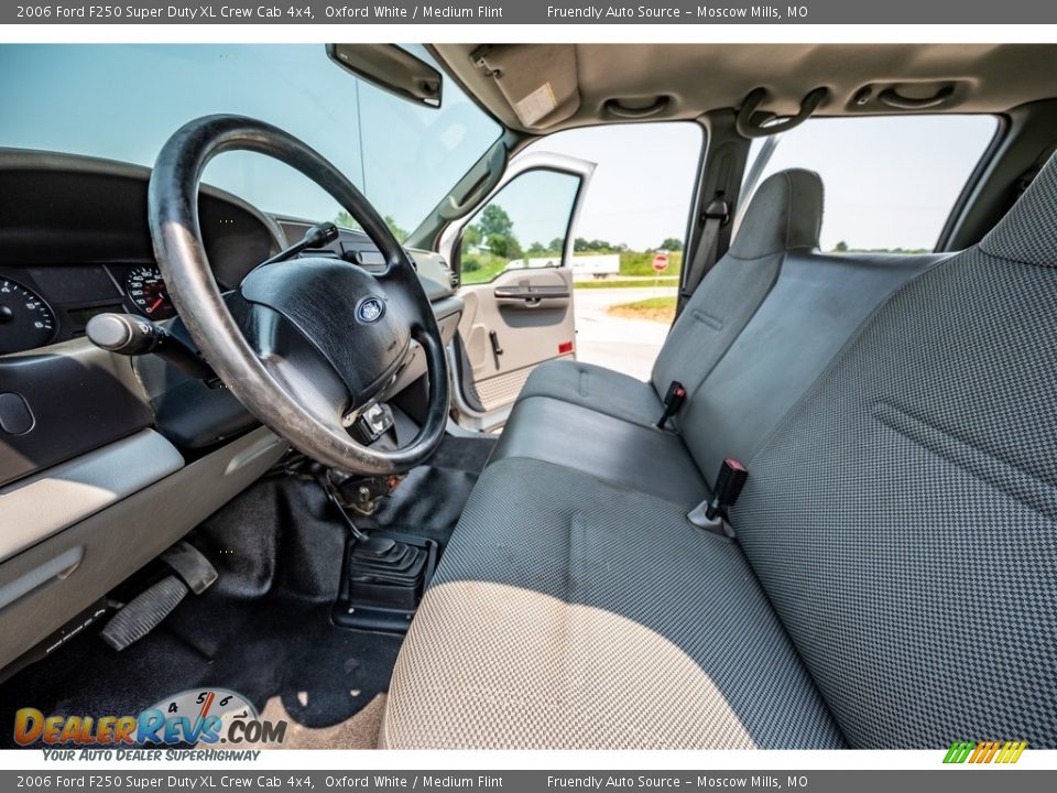 2006 Ford F250 Super Duty XL Crew Cab 4x4 Oxford White / Medium Flint Photo #18