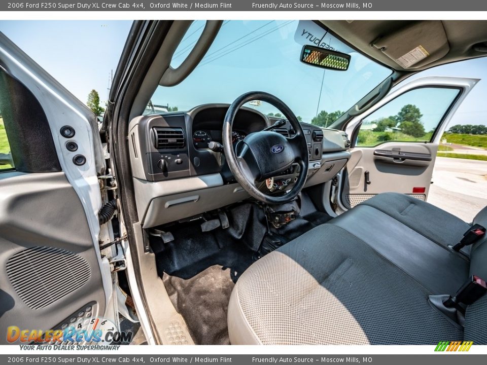 2006 Ford F250 Super Duty XL Crew Cab 4x4 Oxford White / Medium Flint Photo #19