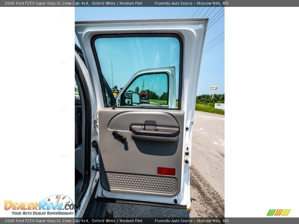 2006 Ford F250 Super Duty XL Crew Cab 4x4 Oxford White / Medium Flint Photo #26