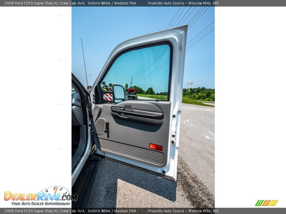 2006 Ford F250 Super Duty XL Crew Cab 4x4 Oxford White / Medium Flint Photo #27