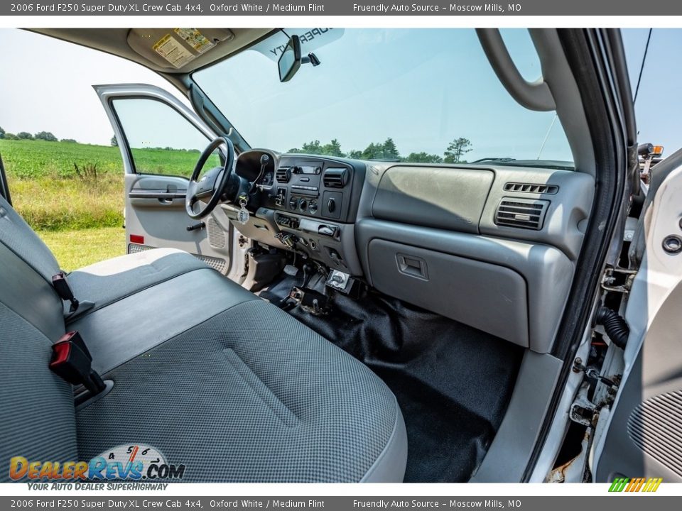 2006 Ford F250 Super Duty XL Crew Cab 4x4 Oxford White / Medium Flint Photo #28