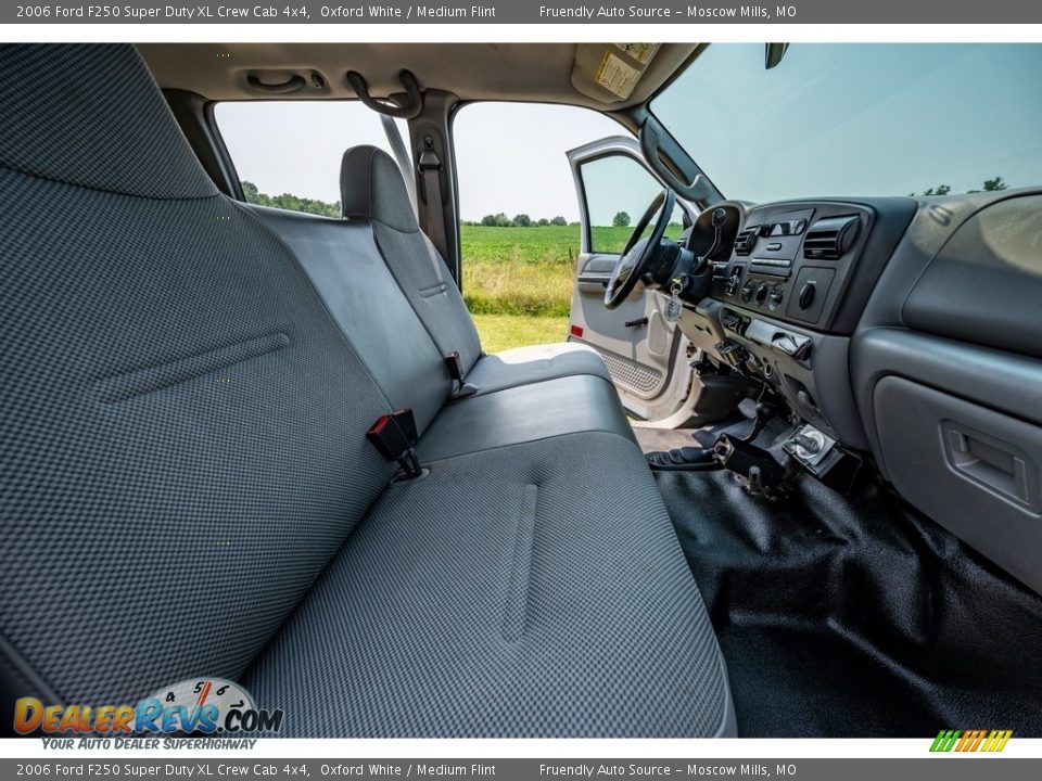 2006 Ford F250 Super Duty XL Crew Cab 4x4 Oxford White / Medium Flint Photo #29