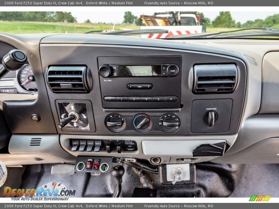 2006 Ford F250 Super Duty XL Crew Cab 4x4 Oxford White / Medium Flint Photo #32