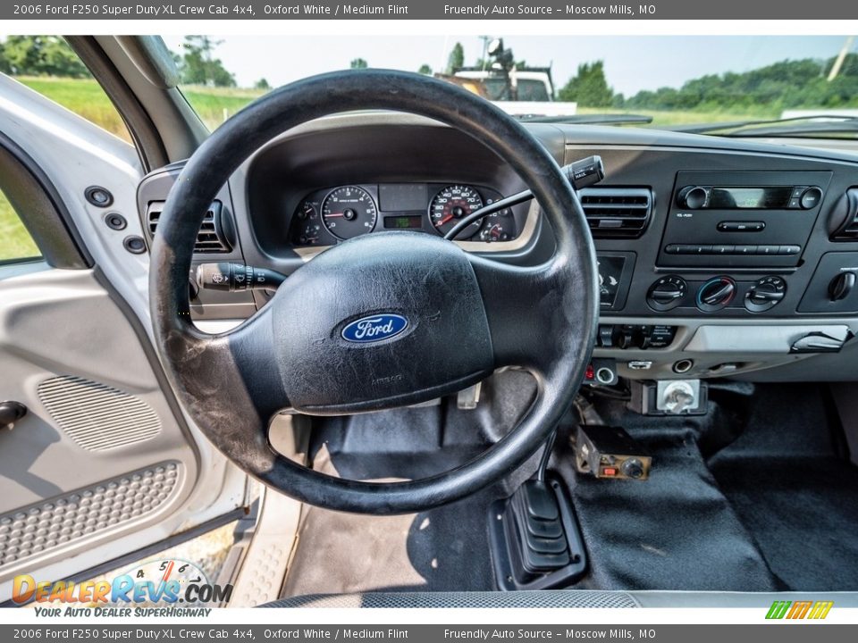 2006 Ford F250 Super Duty XL Crew Cab 4x4 Oxford White / Medium Flint Photo #33