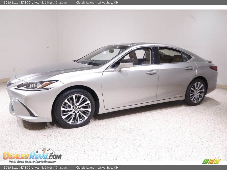 Front 3/4 View of 2019 Lexus ES 300h Photo #3