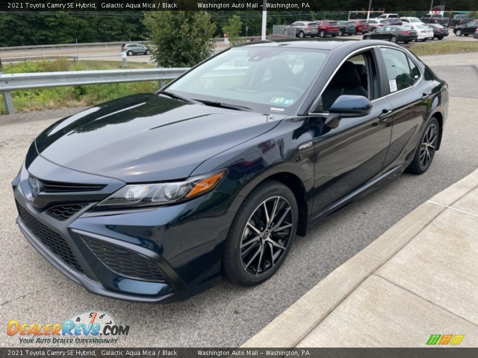 Front 3/4 View of 2021 Toyota Camry SE Hybrid Photo #7