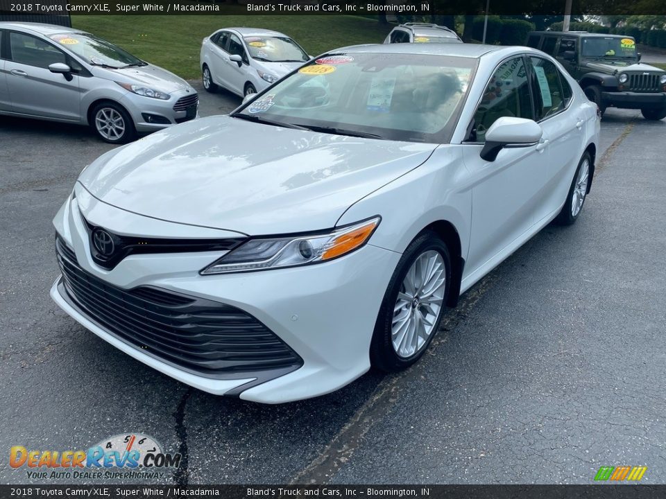 2018 Toyota Camry XLE Super White / Macadamia Photo #2