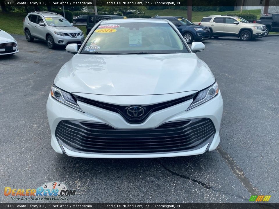 2018 Toyota Camry XLE Super White / Macadamia Photo #3