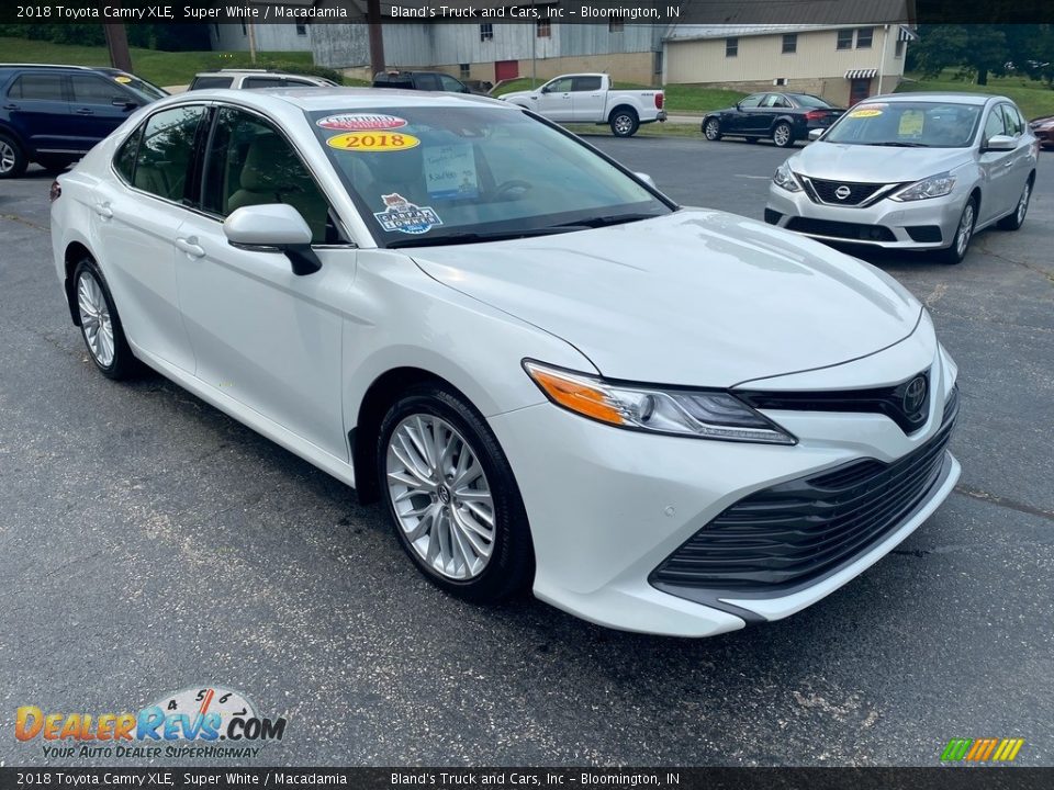 2018 Toyota Camry XLE Super White / Macadamia Photo #4