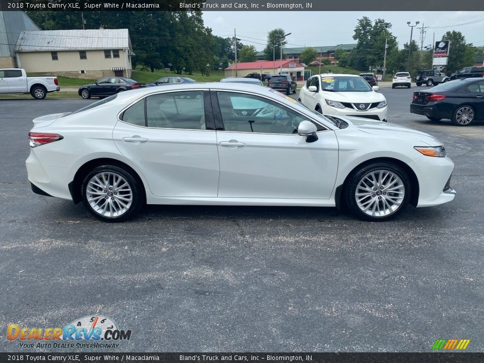 2018 Toyota Camry XLE Super White / Macadamia Photo #5