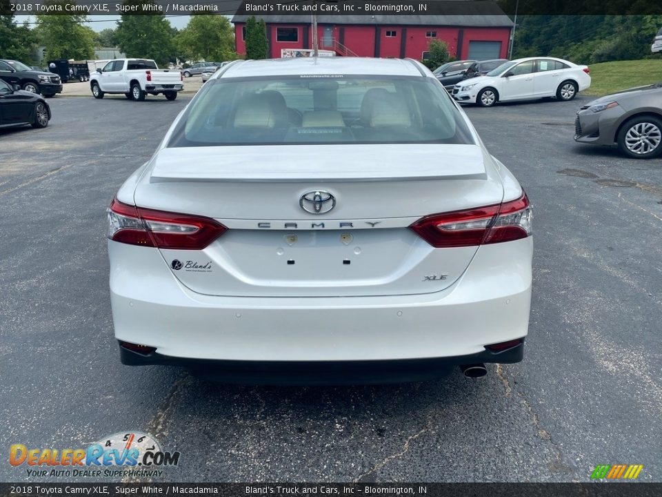 2018 Toyota Camry XLE Super White / Macadamia Photo #7