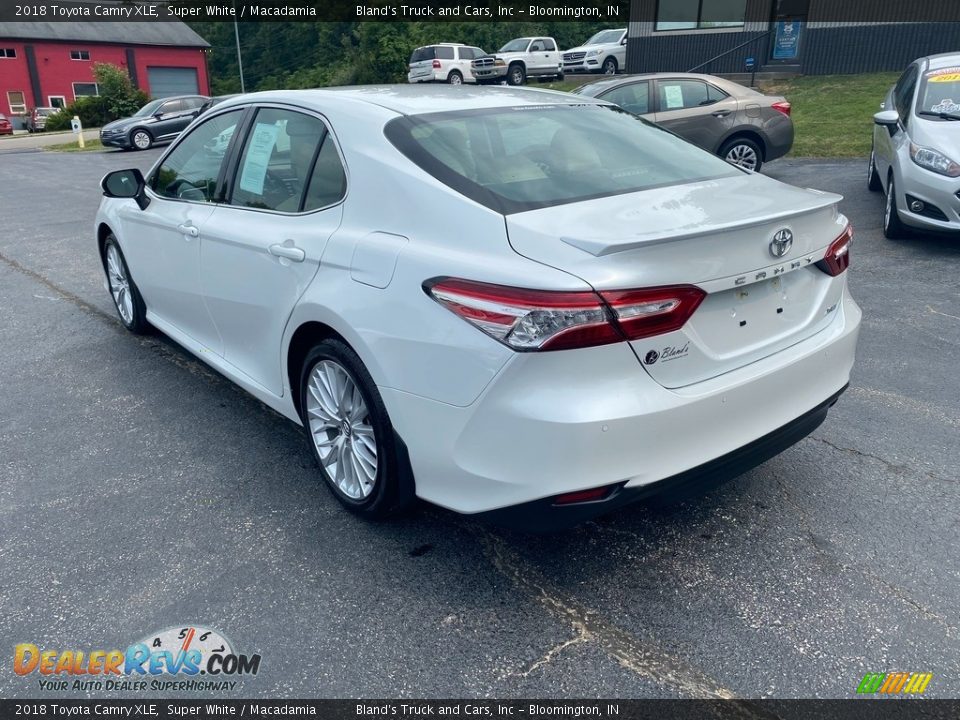 2018 Toyota Camry XLE Super White / Macadamia Photo #8