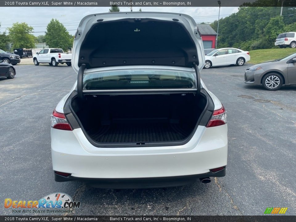 2018 Toyota Camry XLE Super White / Macadamia Photo #9