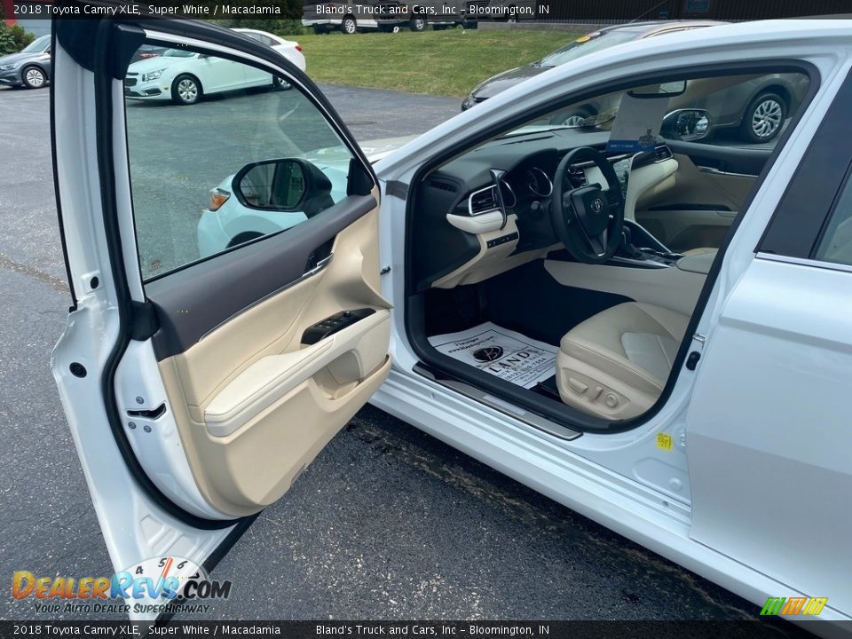 2018 Toyota Camry XLE Super White / Macadamia Photo #11