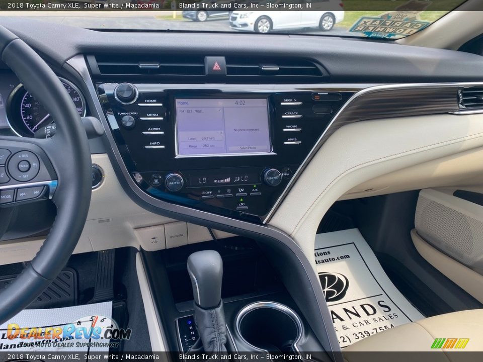 2018 Toyota Camry XLE Super White / Macadamia Photo #31