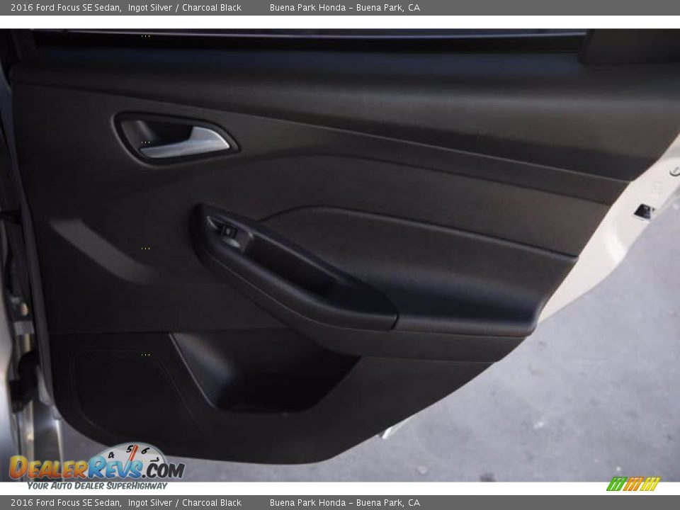 2016 Ford Focus SE Sedan Ingot Silver / Charcoal Black Photo #27