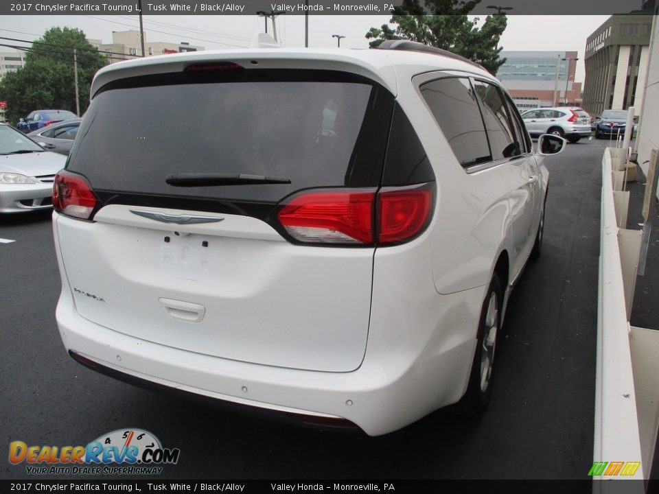 2017 Chrysler Pacifica Touring L Tusk White / Black/Alloy Photo #5