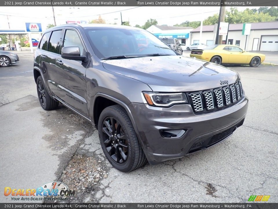 Front 3/4 View of 2021 Jeep Grand Cherokee Laredo 4x4 Photo #7