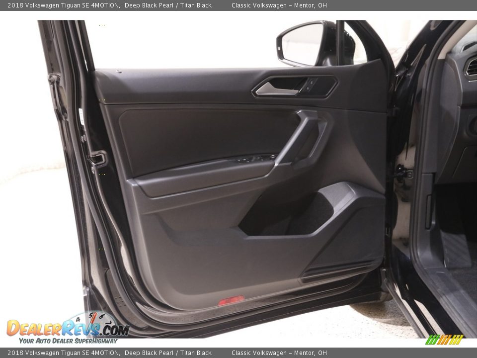 2018 Volkswagen Tiguan SE 4MOTION Deep Black Pearl / Titan Black Photo #4