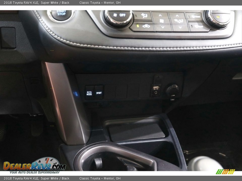 2018 Toyota RAV4 XLE Super White / Black Photo #12