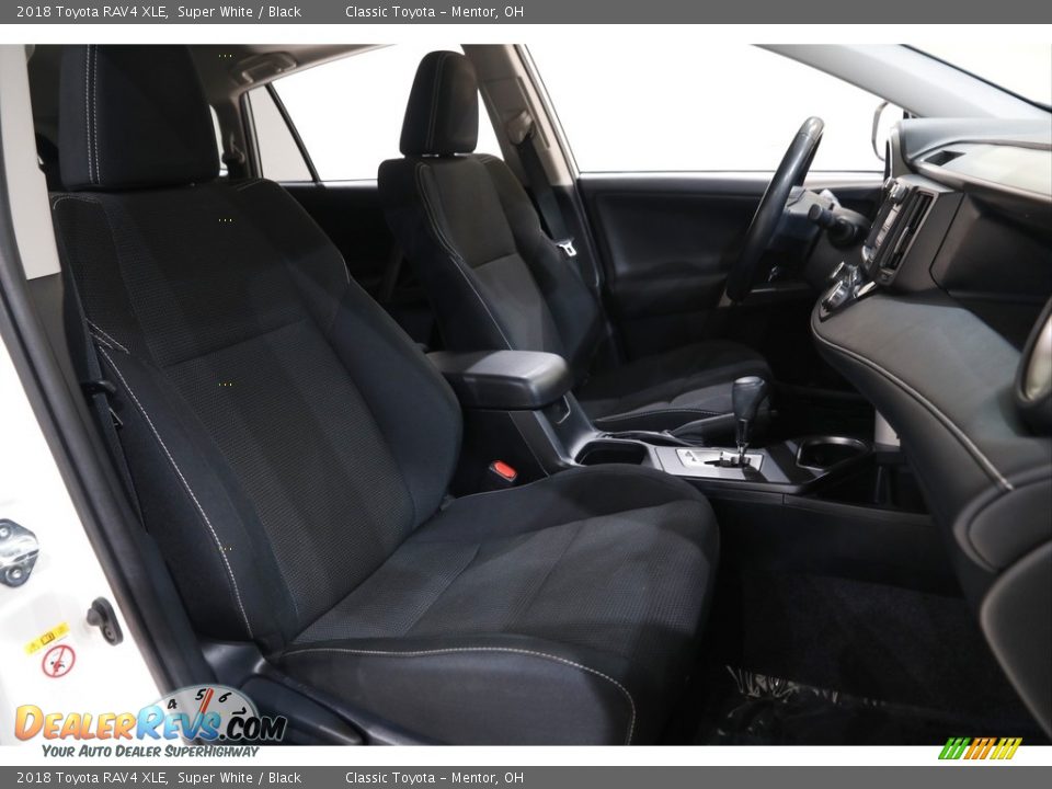 2018 Toyota RAV4 XLE Super White / Black Photo #14