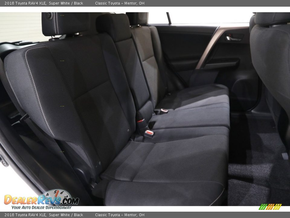 2018 Toyota RAV4 XLE Super White / Black Photo #15