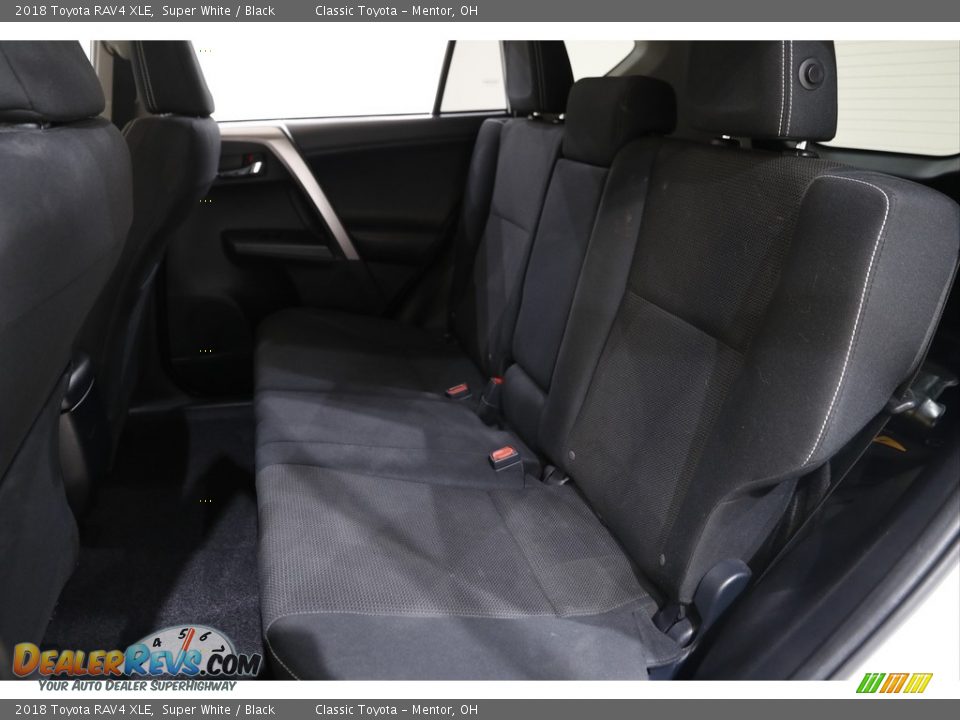 2018 Toyota RAV4 XLE Super White / Black Photo #16