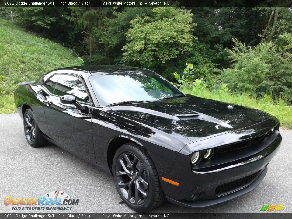 Front 3/4 View of 2021 Dodge Challenger SXT Photo #4