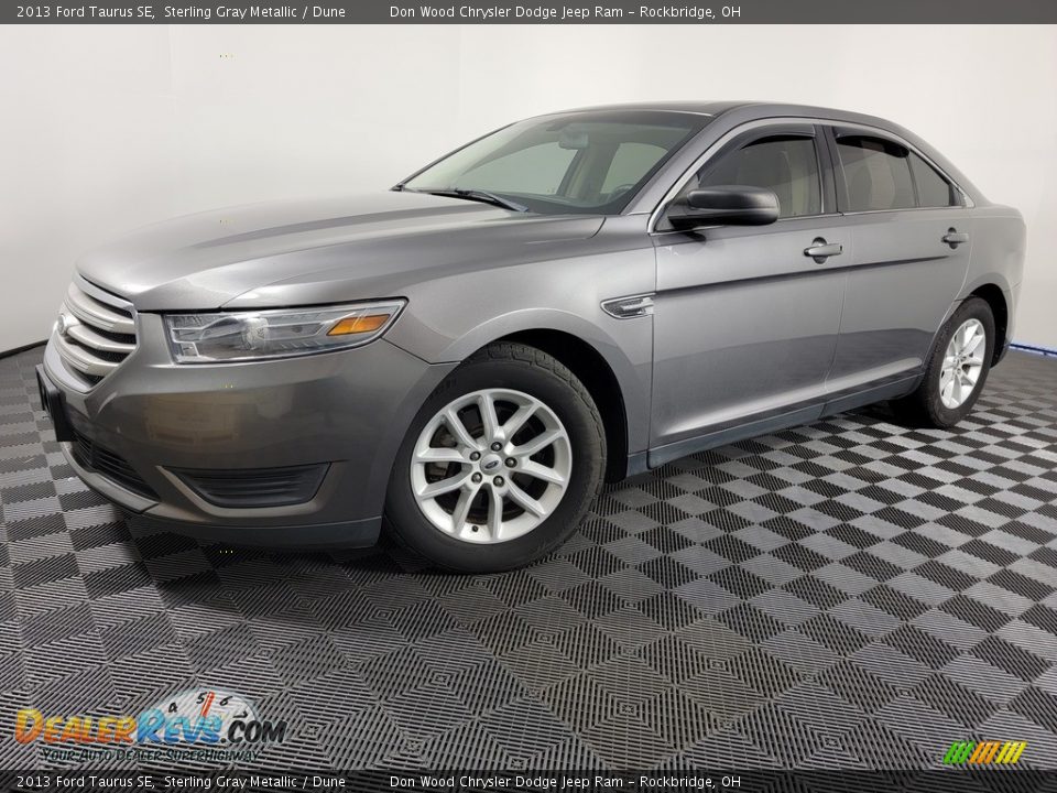 Front 3/4 View of 2013 Ford Taurus SE Photo #4