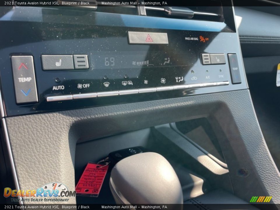 Controls of 2021 Toyota Avalon Hybrid XSE Photo #20