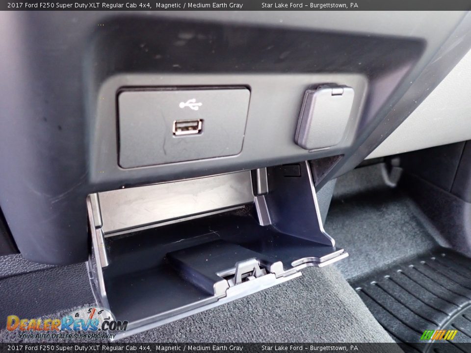 2017 Ford F250 Super Duty XLT Regular Cab 4x4 Magnetic / Medium Earth Gray Photo #18