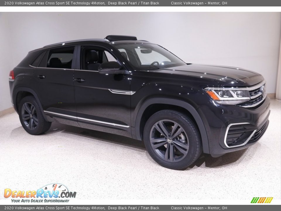 Front 3/4 View of 2020 Volkswagen Atlas Cross Sport SE Technology 4Motion Photo #1