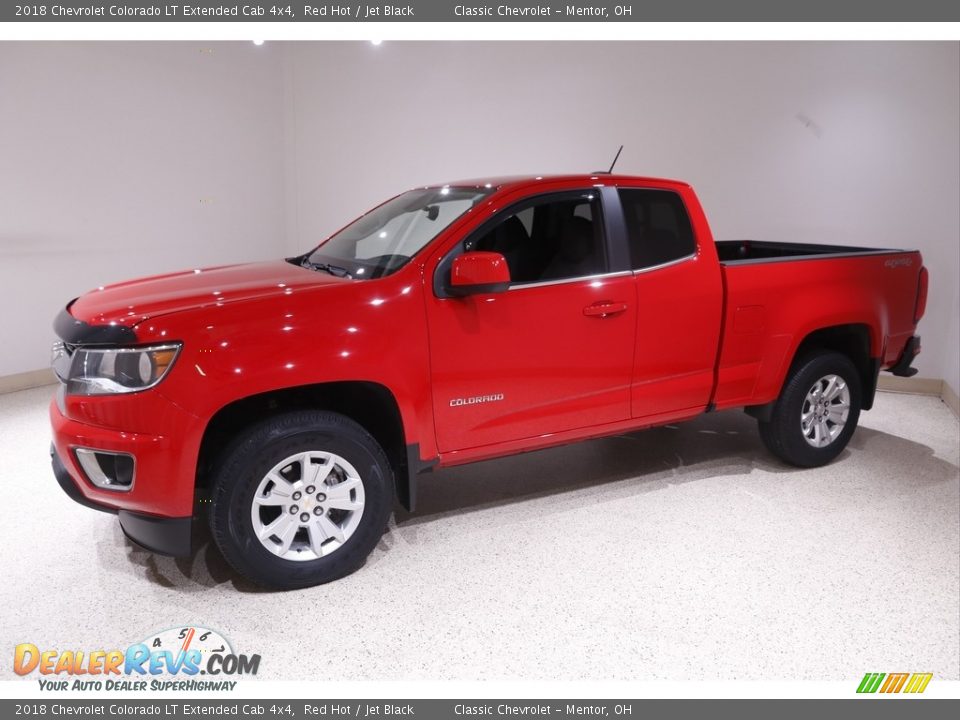 Front 3/4 View of 2018 Chevrolet Colorado LT Extended Cab 4x4 Photo #3