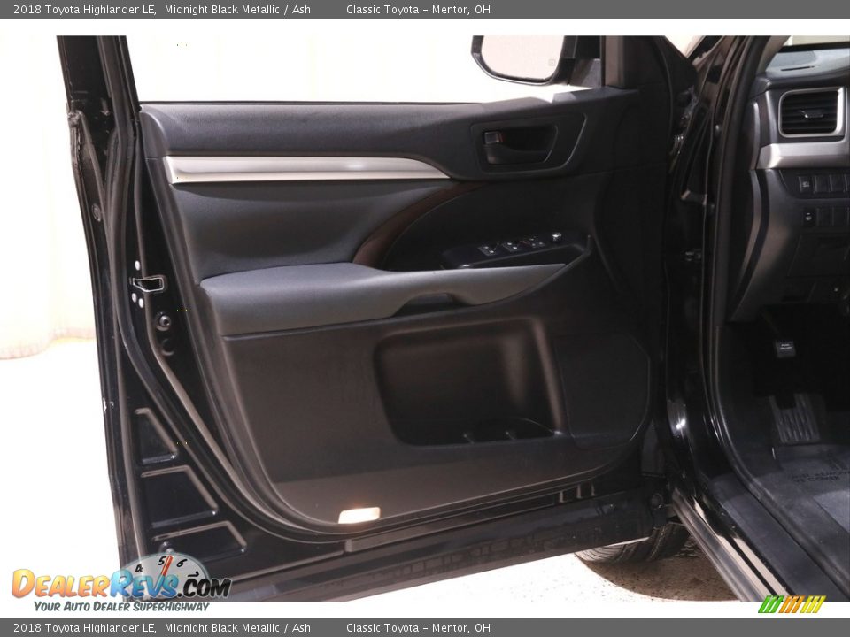 2018 Toyota Highlander LE Midnight Black Metallic / Ash Photo #4
