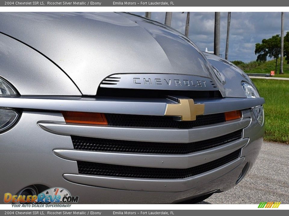 2004 Chevrolet SSR LS Ricochet Silver Metallic / Ebony Photo #17
