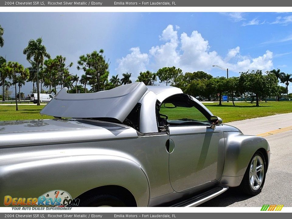 2004 Chevrolet SSR LS Ricochet Silver Metallic / Ebony Photo #21