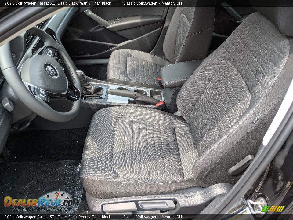 Front Seat of 2021 Volkswagen Passat SE Photo #4
