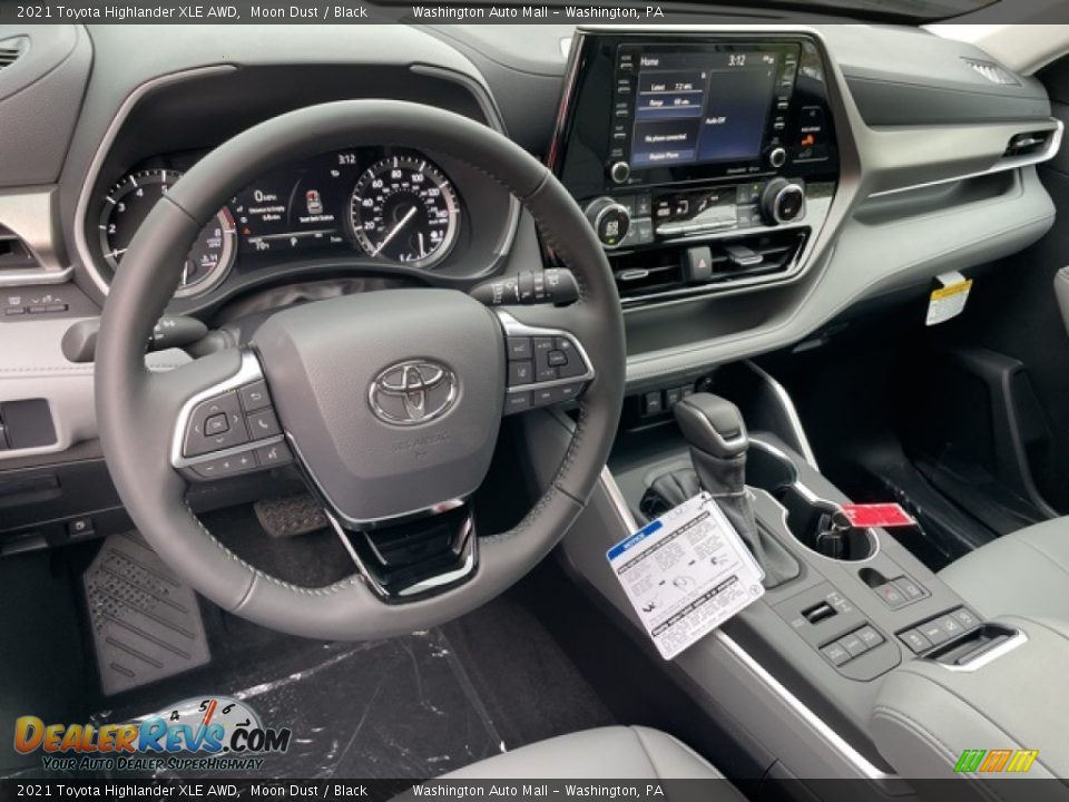 Dashboard of 2021 Toyota Highlander XLE AWD Photo #3