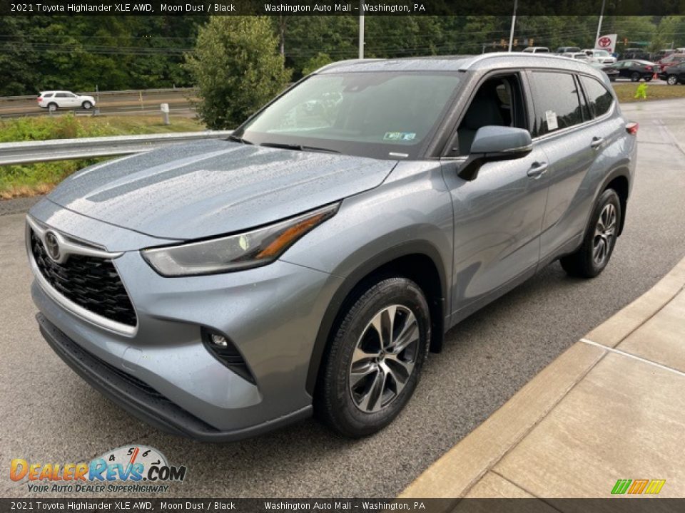 Front 3/4 View of 2021 Toyota Highlander XLE AWD Photo #7