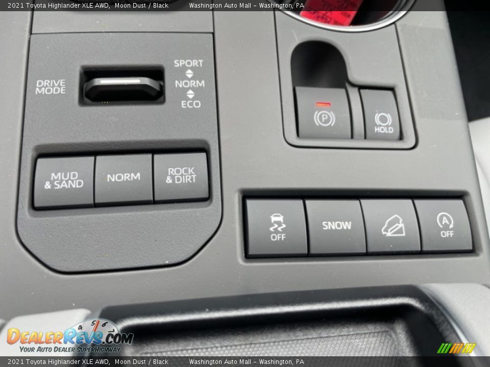 Controls of 2021 Toyota Highlander XLE AWD Photo #16